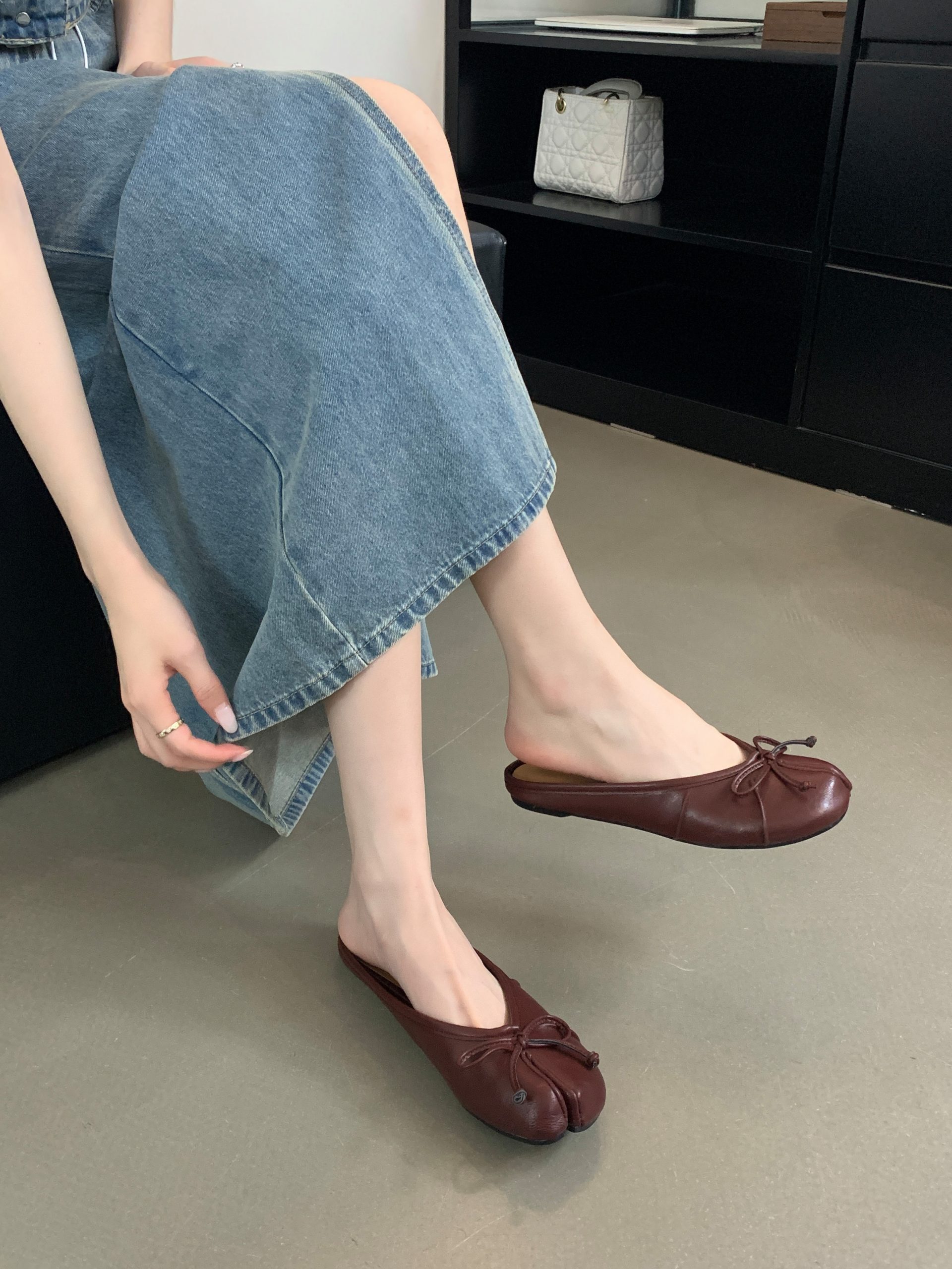 Baotou Slippers Women Summer 2026 New Fashion Trendy Split Toe Pig Hoof Shoes Niche Elegant Flat Mules - Image 2