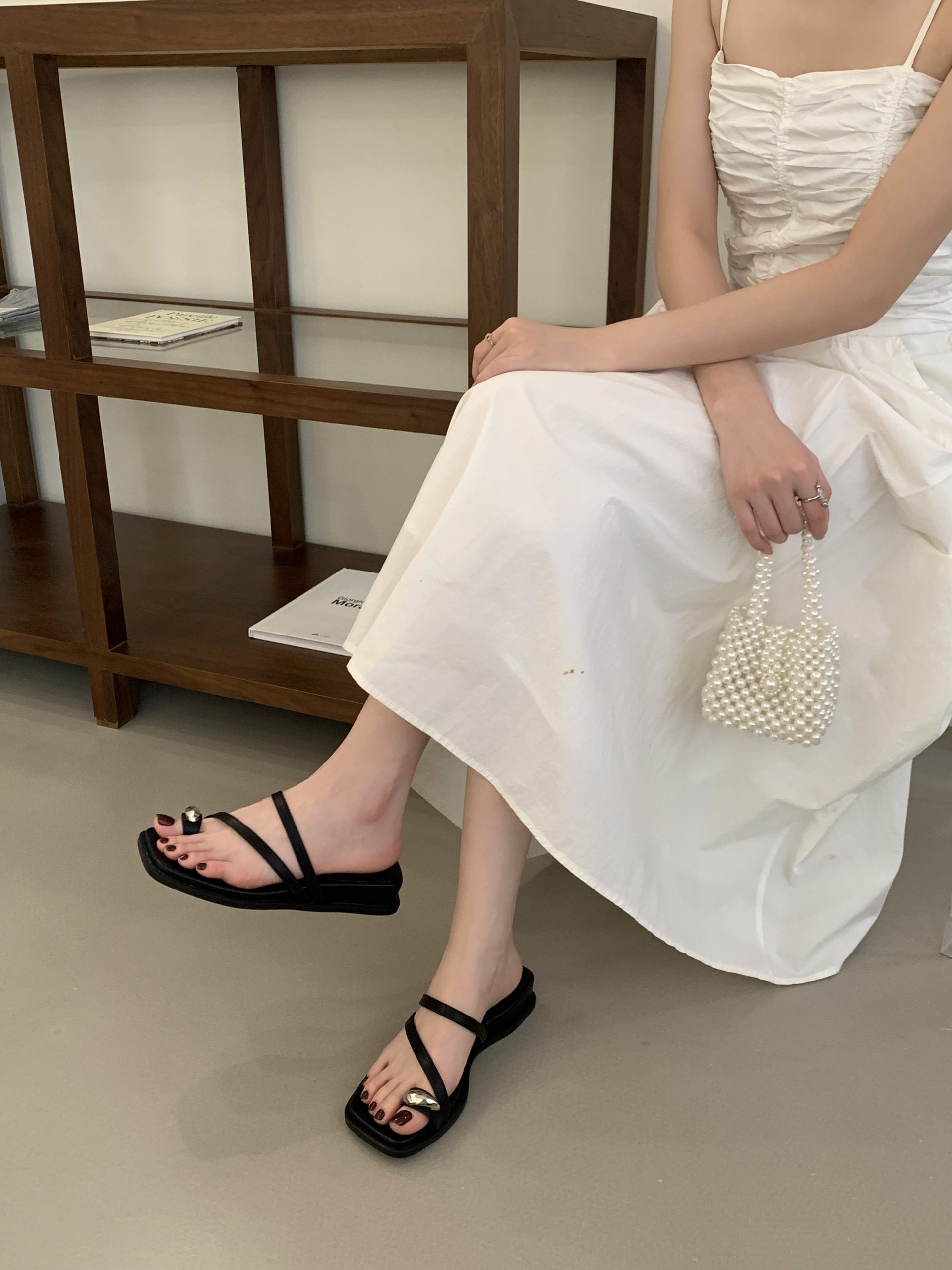 Korean Style Black Toe Loop Slippers for Women 2026 Summer New Fashion Flat Sandals - Image 2